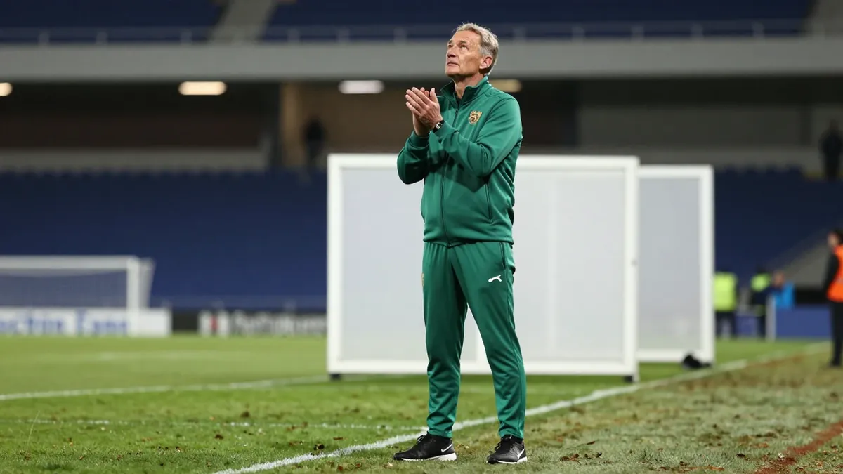 Celtic chief executive Michael Nicholson has publicly backed manager Martin O'Neill after a week of three defeats...